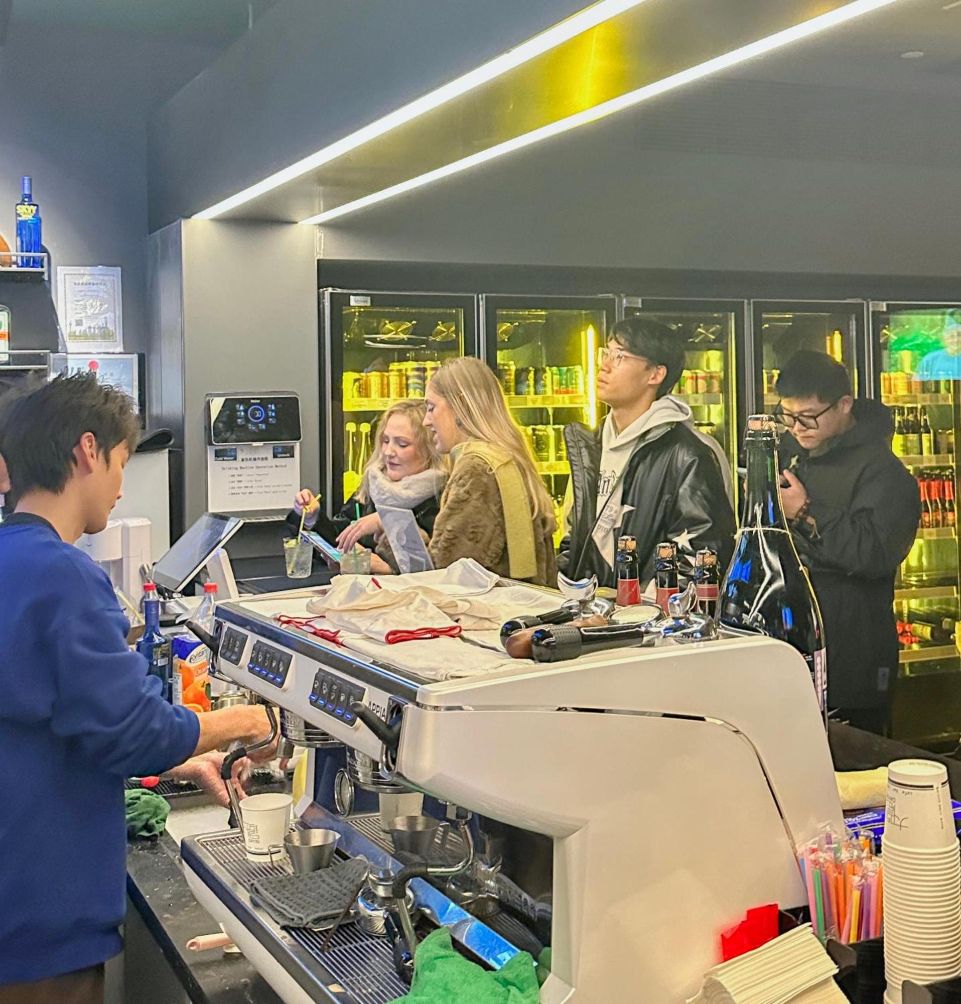 Dayin International Youth Hostel - Near East Nanjing Road & People'S Square & The Bund -Large Social Area -Bar -Cafe -Gym -Free Laundry Luggage Storage -24H Front Desk -English Service Shanghai Bagian luar foto